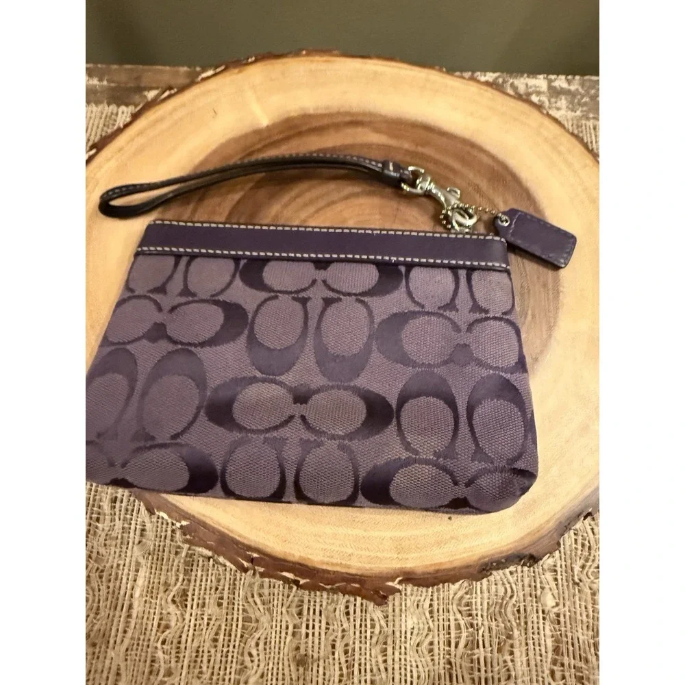 COACH SIGNATURE COLLECTION PURPLE WOVEN JACQUARD  PLEADED ZIP WRISTLET RARE